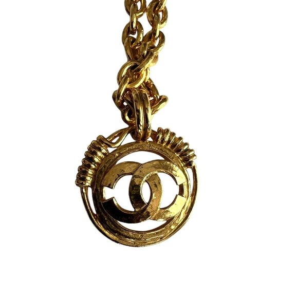 CHANEL Gold plated metal signature "CC" logo medallion Necklace - Picture 8 of 11